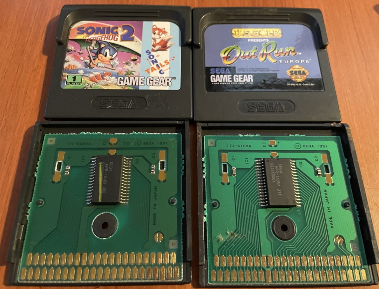 Game Gear cartridge internals compared for a GG-mode cartridge and a SMS-mode cartridge