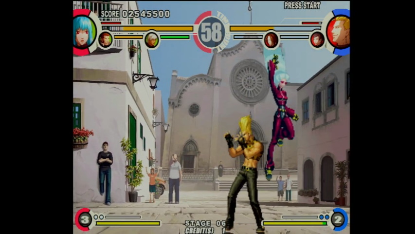 KOF XI gameplay, showing a background with people