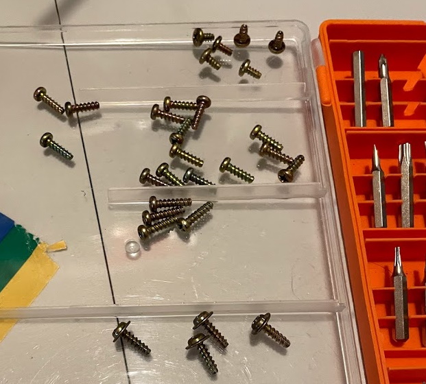 A pile of screws