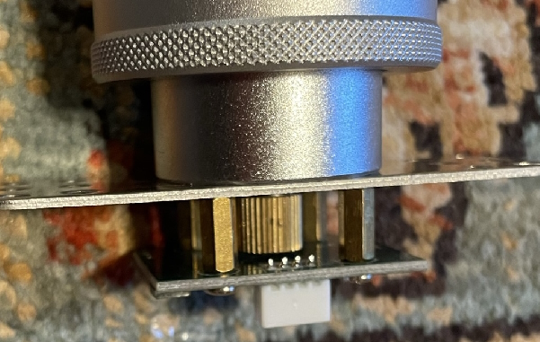 The spinner's metal is just mounted above the board, with no photodiodes